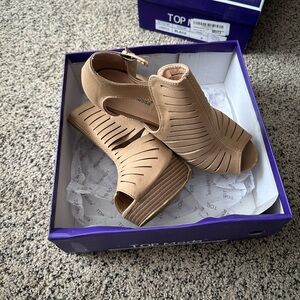 Taupe chunky heel. Worn a few times, pictures show a few marks.